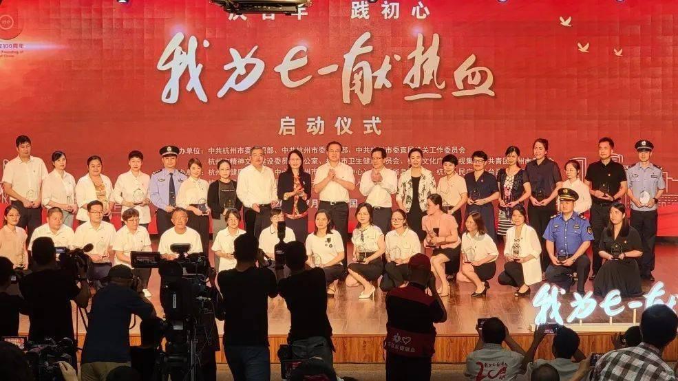 惠若琪老公生日夫妻恩爱同框，老杨紧挨老婆憨笑，夫妻相越来越浓