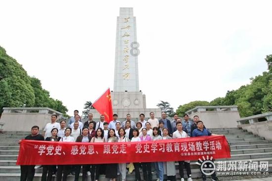 无限翻滚小球